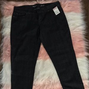 Very dark blue jeans